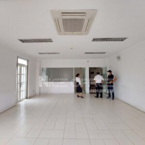 Khách hàng đi xem mặt bằng trống tại Greenphill Building