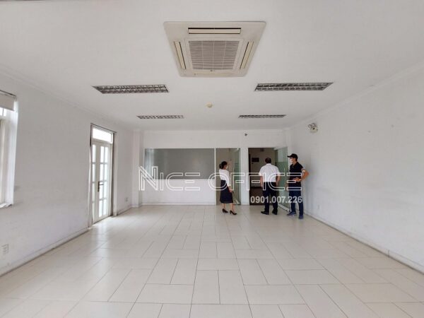Khách hàng đi xem mặt bằng trống tại Greenphill Building