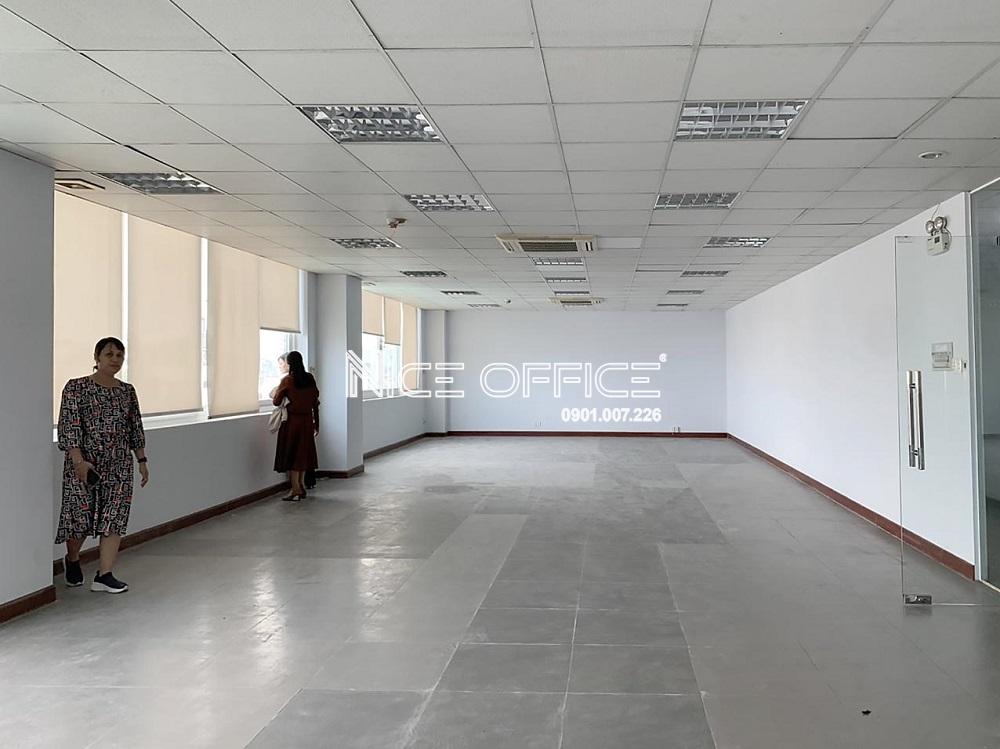 khach-hang-di-xem-mat-bang-tai-toa-nha-hoang-viet-building