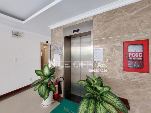 Khu vực thang máy tại tòa nhà Greenphill Building