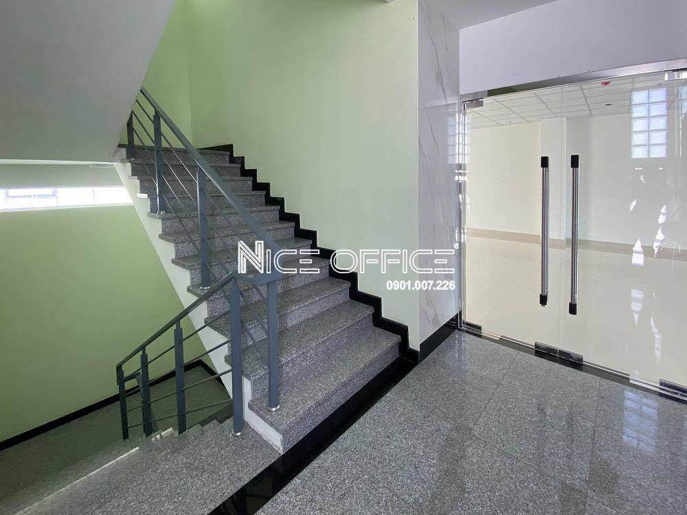 loi-thang-bo-tai-toa-nha-golden-gem