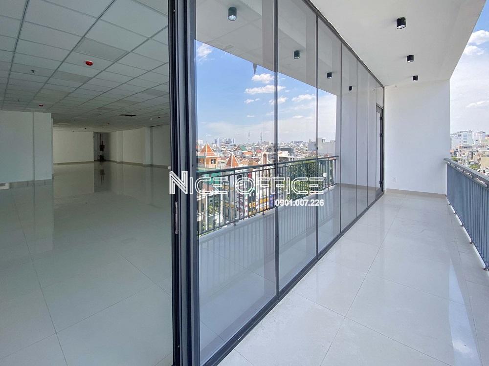 moi-tang-van-phong-tai-golden-gem-co-ban-cong-rong-rai