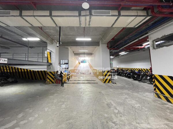 Cổng ra vào hầm xe tại Long Tower