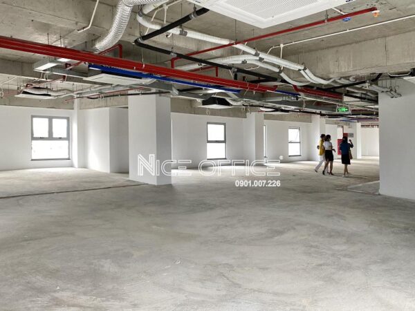 Khách hàng đi xem mặt bằng trống tại tòa nhà Long Tower