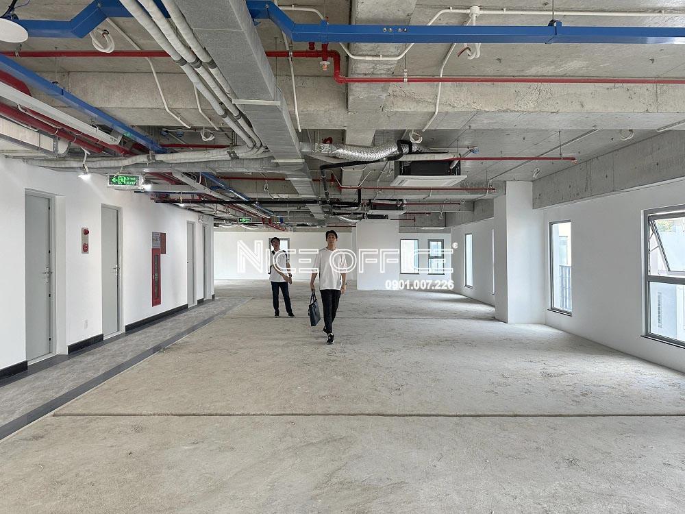 khach-hang-di-xem-mat-bang-long-tower