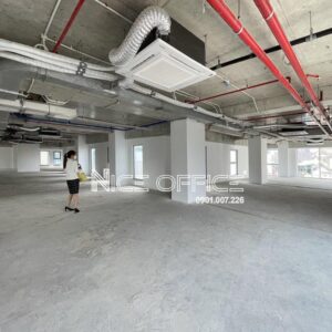 Khách hàng đi xem mặt bằng trống tại tòa nhà Long Tower