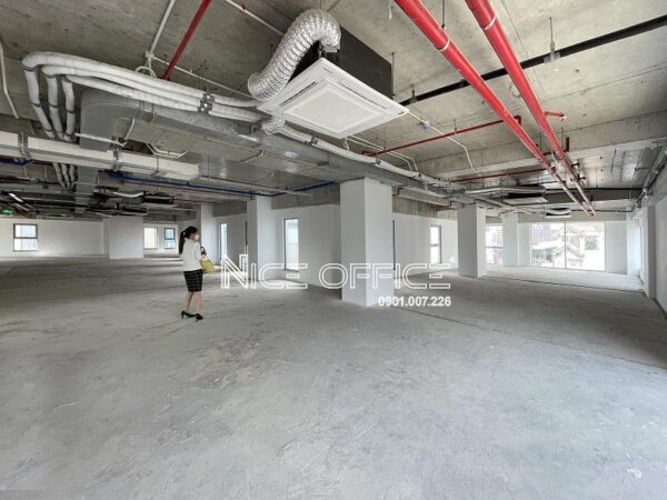 Khách hàng đi xem mặt bằng trống tại tòa nhà Long Tower