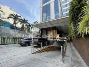 Khuôn viên phía trước tòa nhà Long Tower