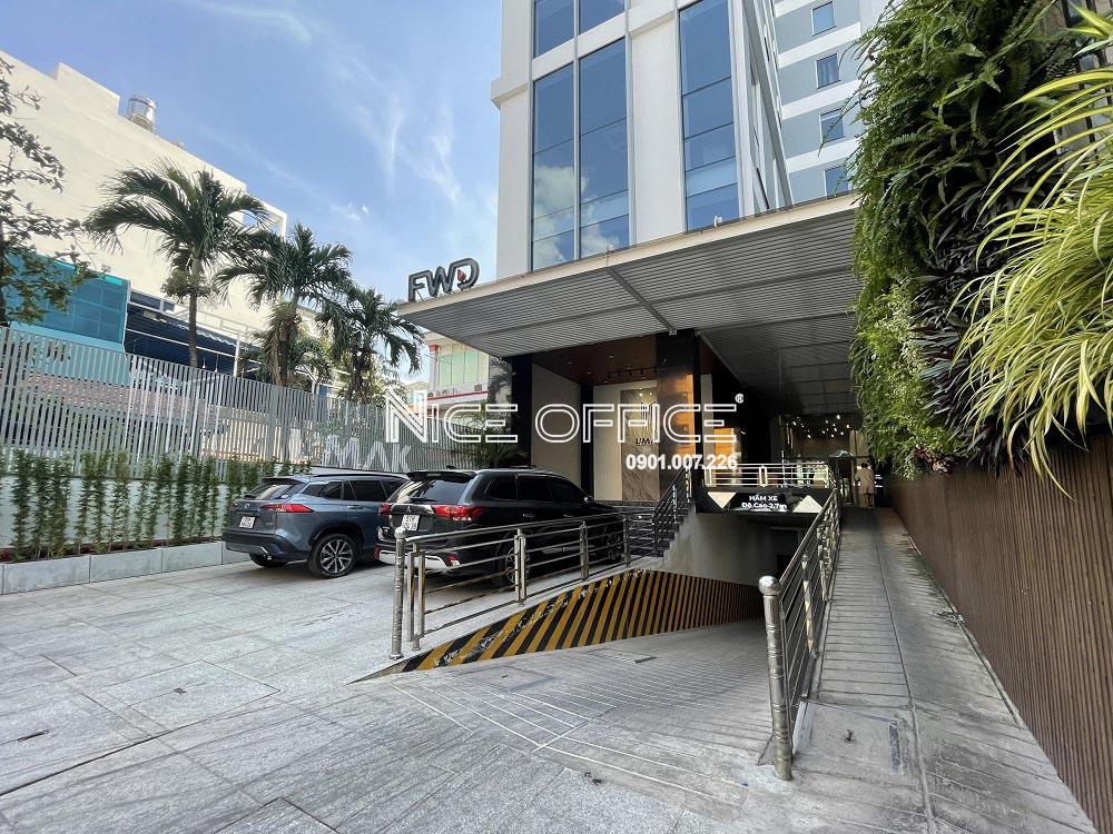 khuon-vien-phia-truoc-toa-nha-long-tower