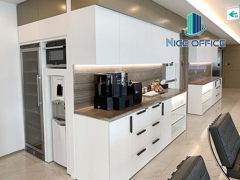 Pantry tại văn phòng trọn gói Vietcombank có trà cafe, nước lọc
