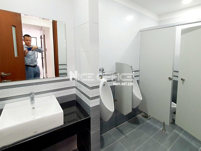 toilet-tai-sabay-tower-lam-son-luon-duoc-don-dep-sach-se