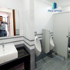 Toilet tại tòa nhà Sabay Lam Sơn có đội ngũ vệ sinh dọn dẹp sạch sẽ