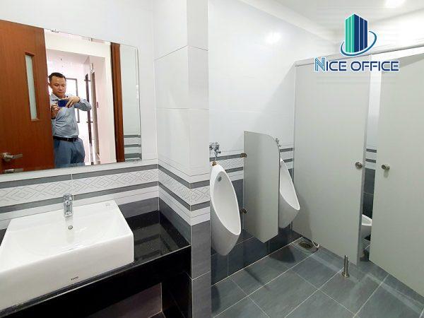 Toilet tại tòa nhà Sabay Lam Sơn có đội ngũ vệ sinh dọn dẹp sạch sẽ