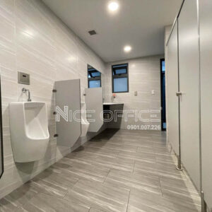 Nhà vệ sinh tại mỗi tầng tòa nhà Moza Building Phổ Quang