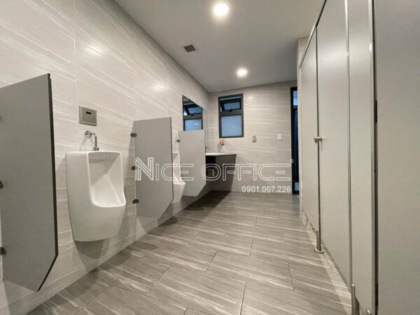 Nhà vệ sinh tại mỗi tầng tòa nhà Moza Building Phổ Quang