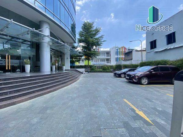 Coteccons Office Tower có khuôn viên phía trước rộng rãi