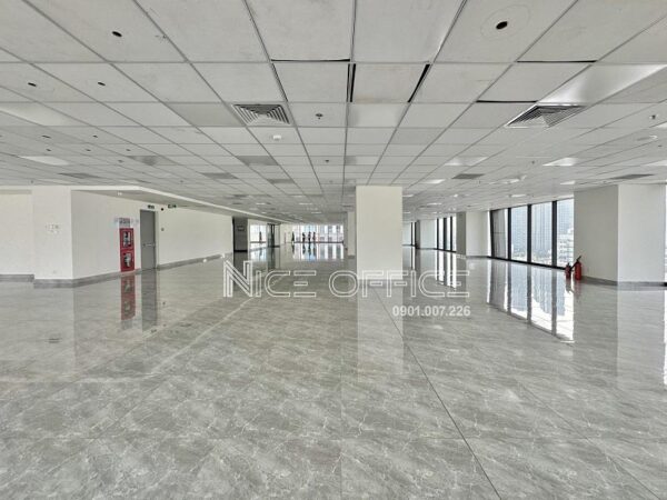 Khách hàng đi khảo sát mặt bằng trống nguyên sàn tại tòa nhà CII Tower