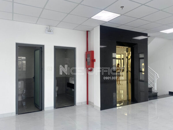 Khu vực thang máy tại tòa nhà TSA Quốc Hương