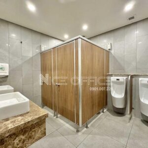 Nhà vệ sinh nam tại tòa nhà CII Tower