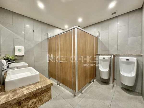 Nhà vệ sinh nam tại tòa nhà CII Tower