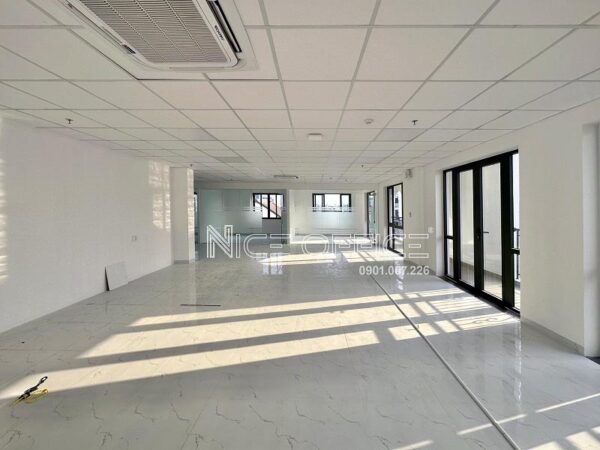 Văn phòng cho thuê có fit out phòng ngăn vách kính cơ bản
