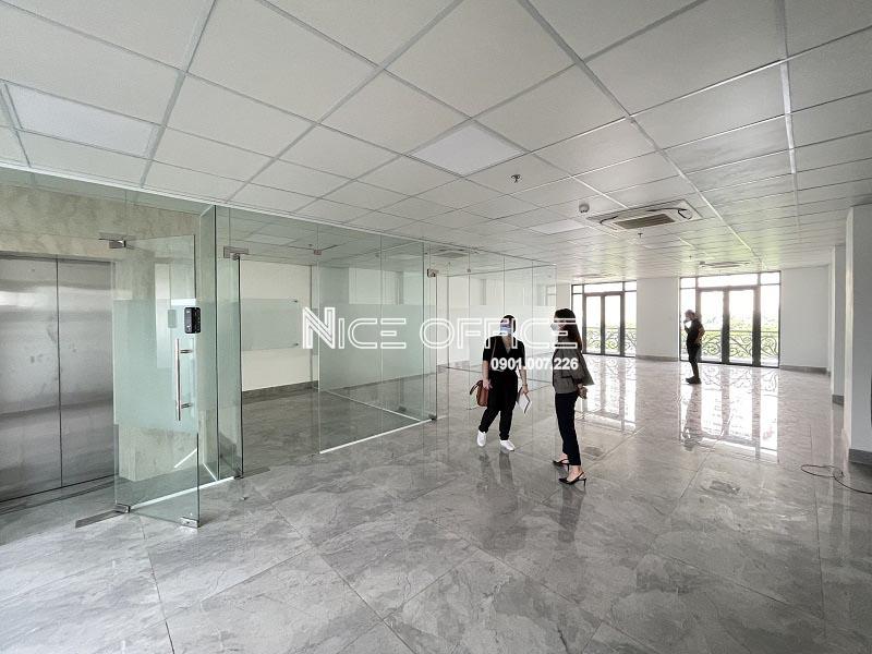 khach-hang-di-khao-sat-mat-bang-trong-thuc-te-tai-toa-nha-tin-thanh-building