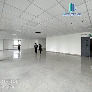 Khách hàng đi khảo sát mặt bằng văn phòng tại tòa nhà BW Building