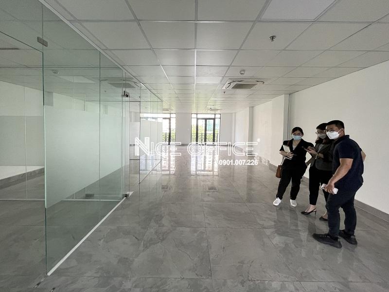 khach-hang-di-xem-van-phong-trong-tai-toa-nha-tin-thanh-building