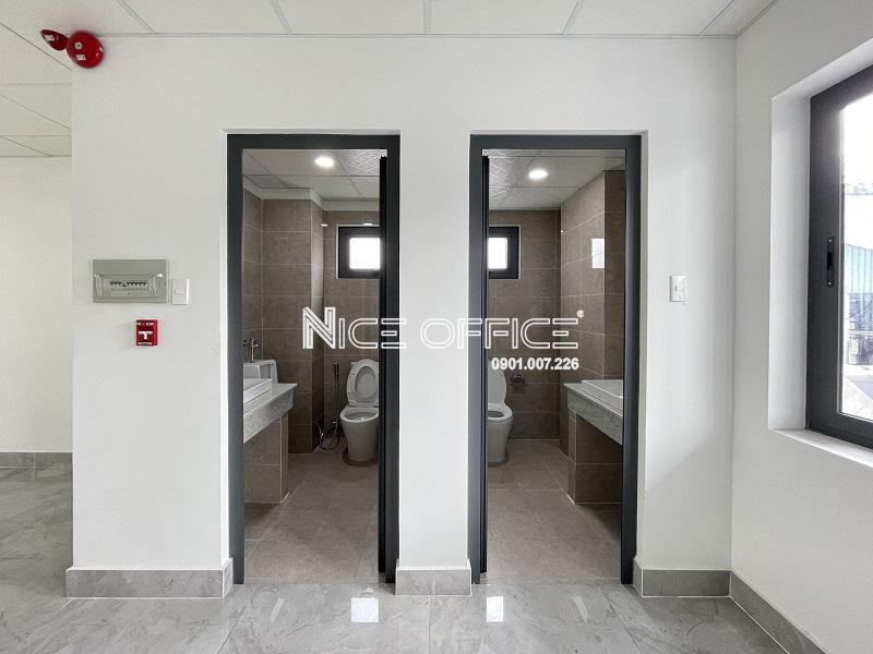 nha-ve-sinh-nam-nu-rieng-biet-tai-tin-thanh-building