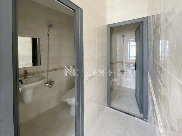 Nhà vệ sinh tại mỗi tầng tòa nhà PLS Vĩnh Khánh