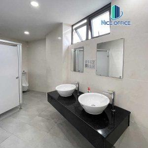 Nhà vệ sinh tại tòa nhà BW Building