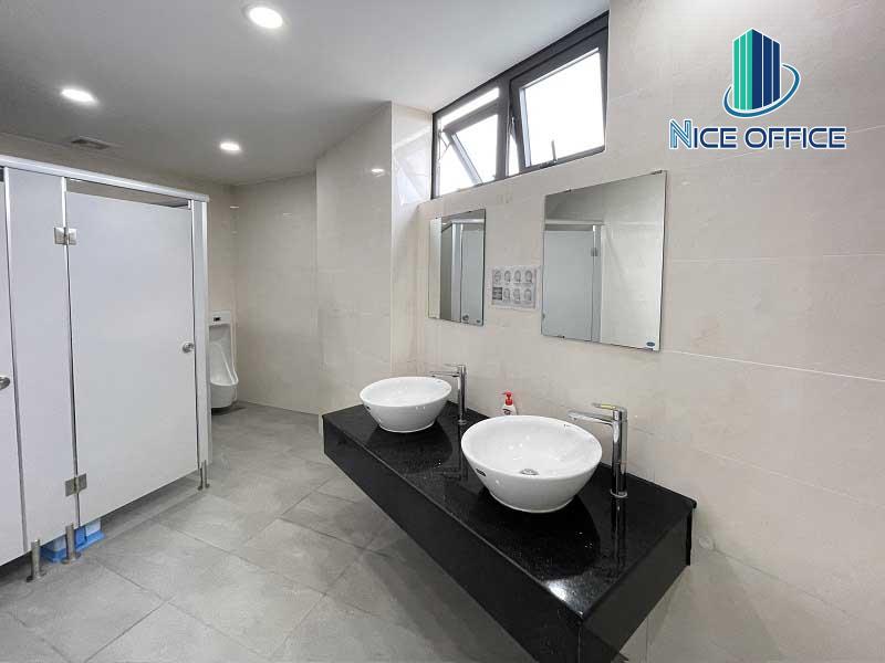 nha-ve-sinh-tai-toa-nha-bw-building Nhà vệ sinh tại tòa nhà BW Building