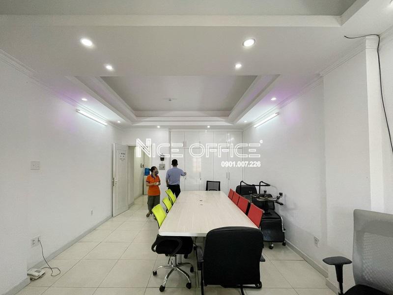khach-hang-di-xem-van-phong-tai-toa-nha-tga-building