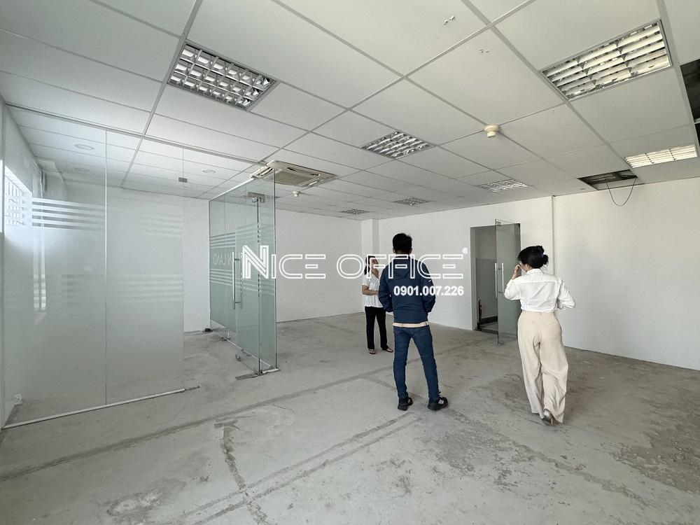 khach-hang-di-xem-van-phong-tai-toa-nha-thanh-phat-building