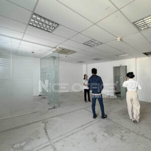 Khách hàng đi xem văn phòng tại tòa nhà Thành Phát Building