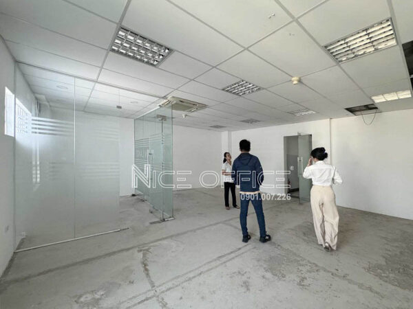 Khách hàng đi xem văn phòng tại tòa nhà Thành Phát Building