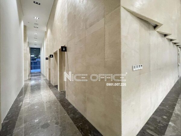 Lối vào nhà vệ sinh và lối kết nối qua Cobi Tower 2
