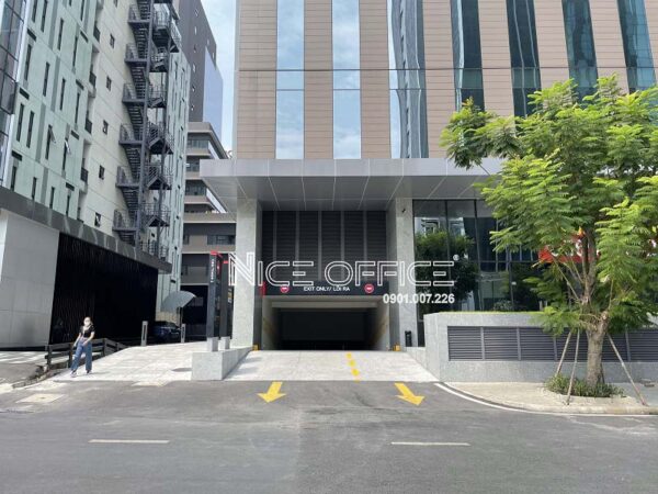 Lối xuống hầm xe tại tòa nhà Cobi Tower