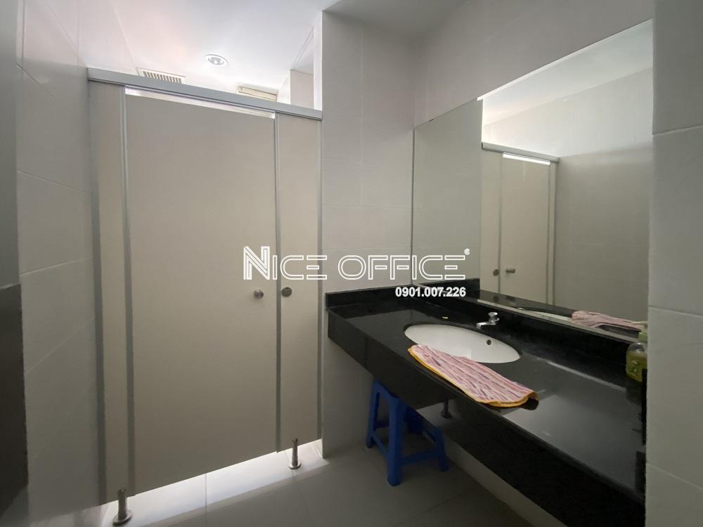 nha-ve-sinh-tai-moi-tang-tai-toa-nha-thanh-phat-building