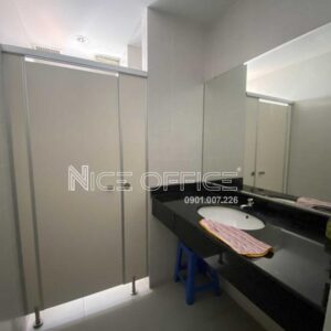 Nhà vệ sinh tại mỗi tầng tòa nhà Thành Phát Building