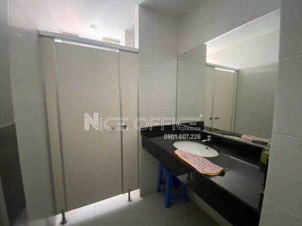 Nhà vệ sinh tại mỗi tầng tòa nhà Thành Phát Building