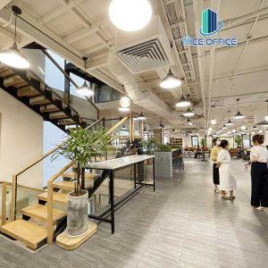 Nhân viên Bebee Space đang tiếp đón khách hàng đi khảo sát văn phòng thực tế