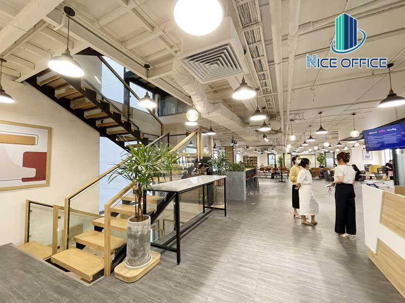 nhan-vien-le-tan-dang-tiep-don-khach-hang-tai-van-phong-tron-goi-bebee-space Nhân viên Bebee Space đang tiếp đón khách hàng đi khảo sát văn phòng thực tế