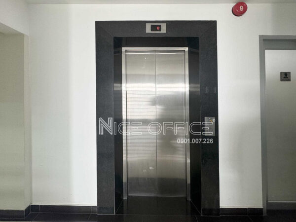 Thang máy tại tòa nhà Thành Phát Building