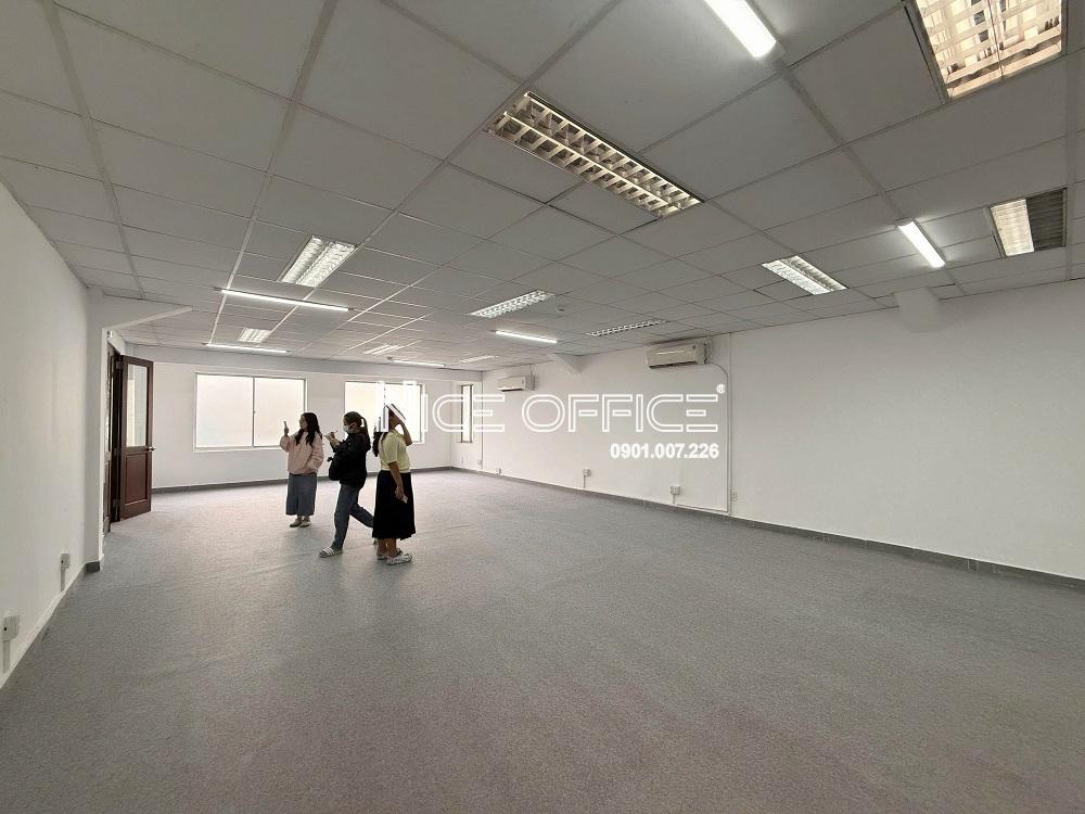 khach-hang-di-xem-mat-bang-trong-tai-thanh-nien-media-corp