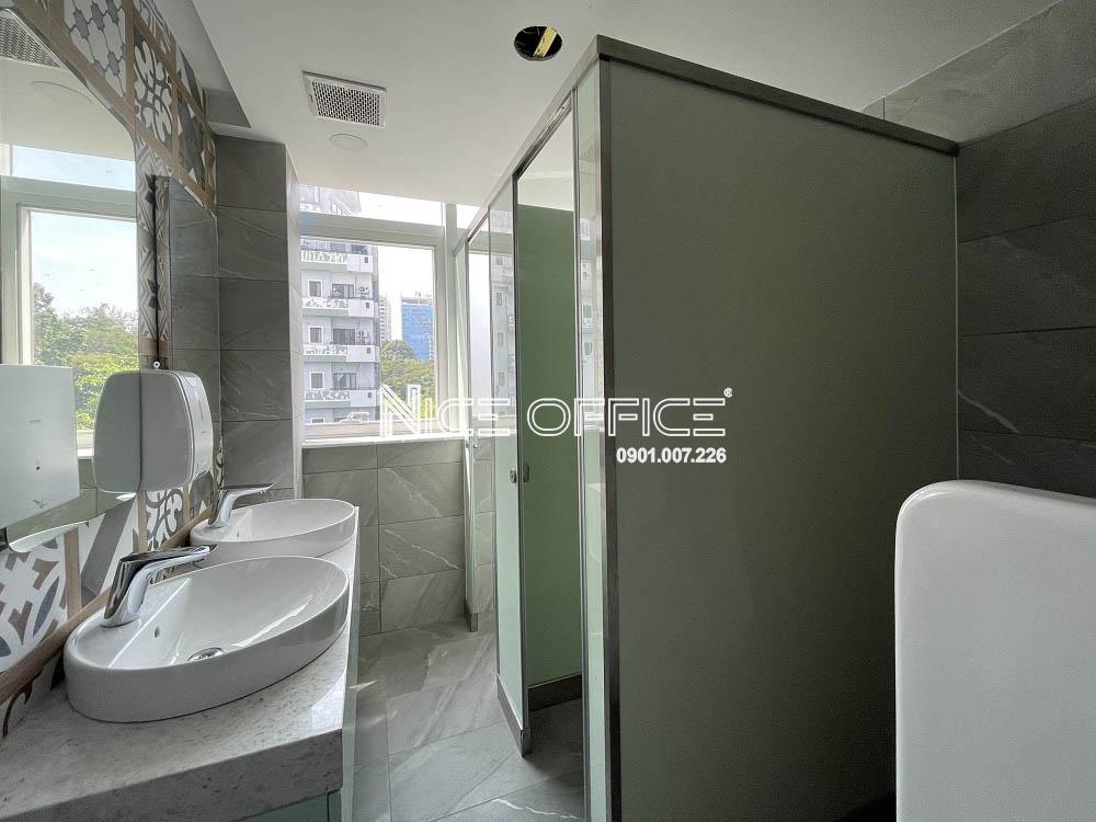 nha-ve-sinh-tai-moi-tang-wondersea-building