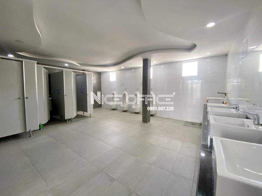 nha-ve-sinh-nam-tai-tang-3-toa-nha-140b-nguyen-van-troi