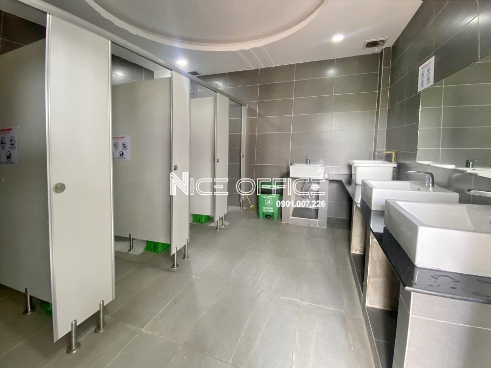 nha-ve-sinh-nu-tai-tang-3-toa-nha-140b-nguyen-van-troi