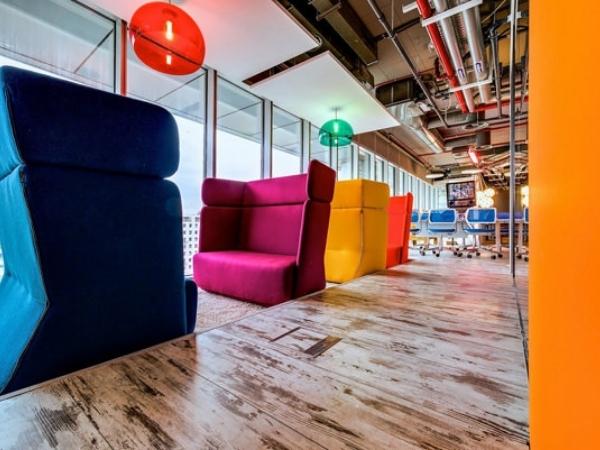 Những chiếc ghế độc đáo và màu sắc này cũng có thể là nơi làm việc văn phòng Google