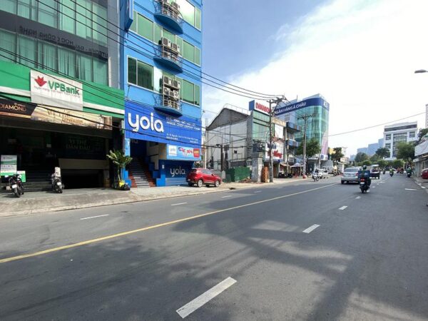 đường Nguyễn Gia Trí phía trước tòa nhà Gic 18A
